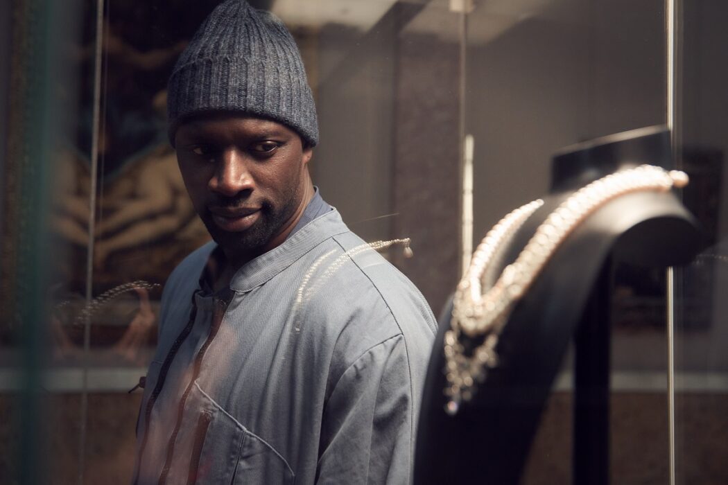 Lupin on Netflix image of Omar Sy as Assane Diop, looking at Marie Antoinette's necklace in the Louvre