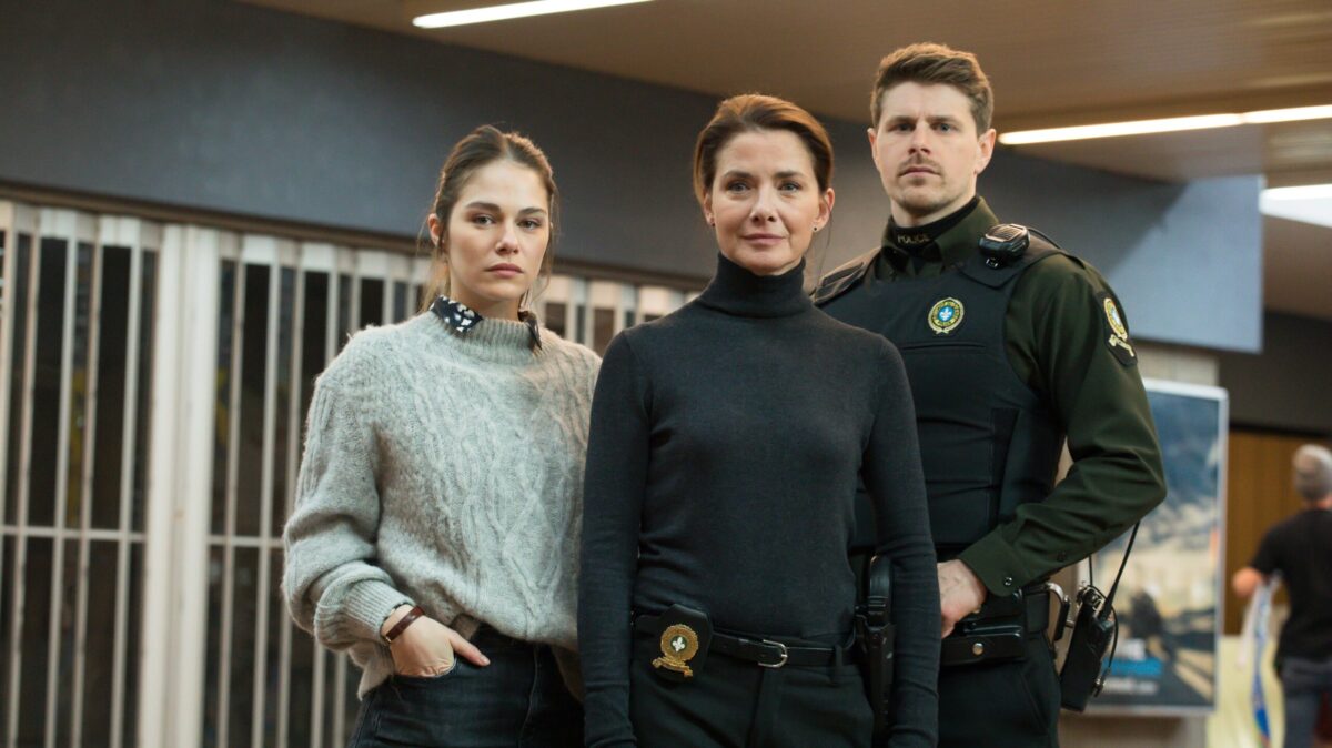 The Wall (La Faille) promo shot with Marpier Morin as Sophie Taylor, Isabel Richer as Céline Trudeau, and Alexandre Landry as Alex Théberge