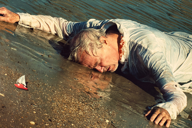 Beau Sejour promo picture of Martin Teirlinck, played by Gene Bervoets, washed up on a beach