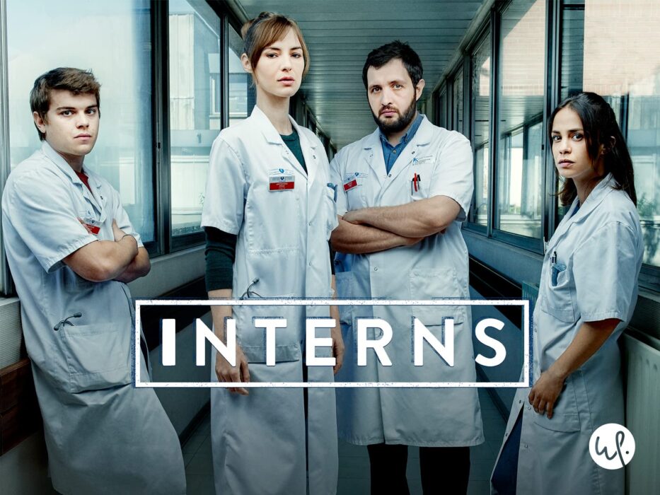 Interns (Hippocrate) promo shot featuring Zacharie Chasseriaud as Hugo, Louise Bourgoin as Chloé, Karim Leklou as Arben, and Alice Belaïdi as Alyson