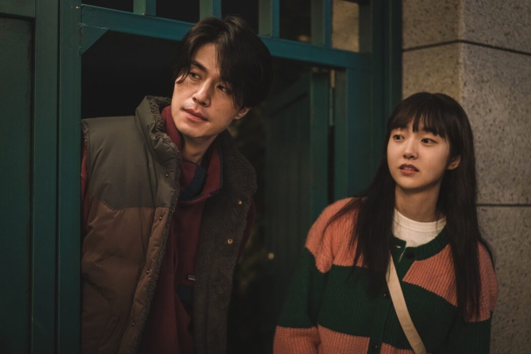 Lee Dong-wook and Kim Hye-jun as Jinman and Jian in A Shop for Killers